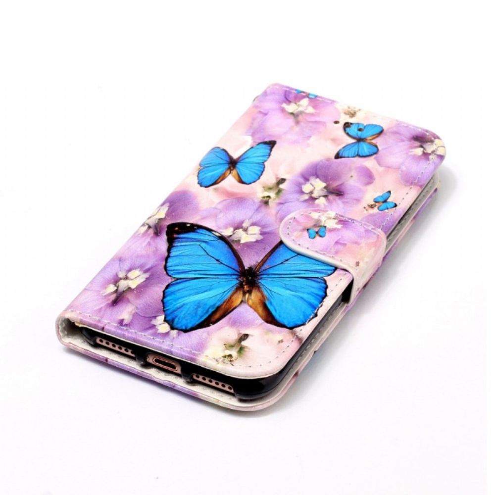 Leren Hoesje Samsung Galaxy S24 Plus 5g Blauwe Vlinders En Paarse Bloemen Met Riempje Bescherming Hoesje